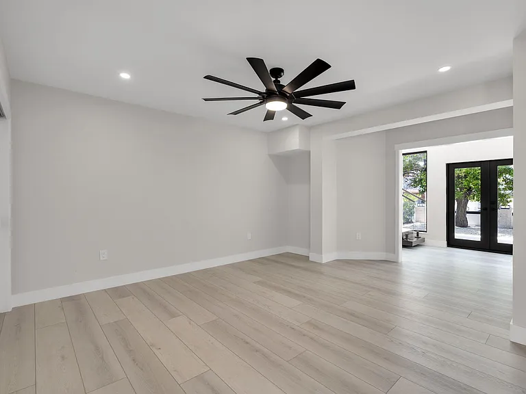 294 Saint Thomas Ave — Photo 44