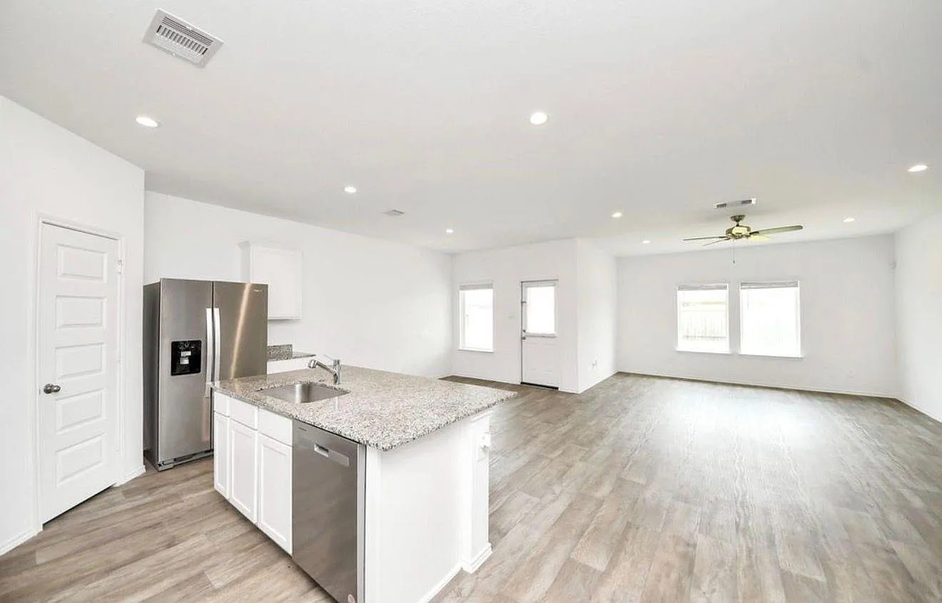 4 bed, 3.0 bath, 2174 sqft, $2,400 — Photo 2