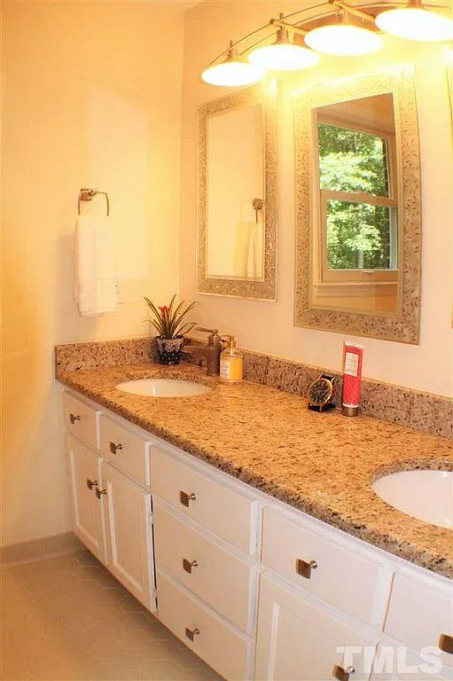 4 bed, 2.5 bath, 2603 sqft, $995 — Photo 4