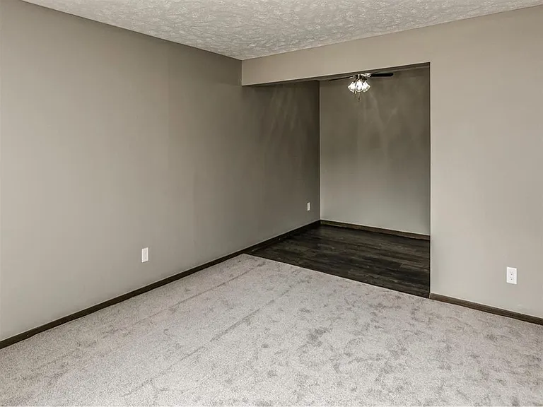 Edgewater Court Apartments — Photo 22