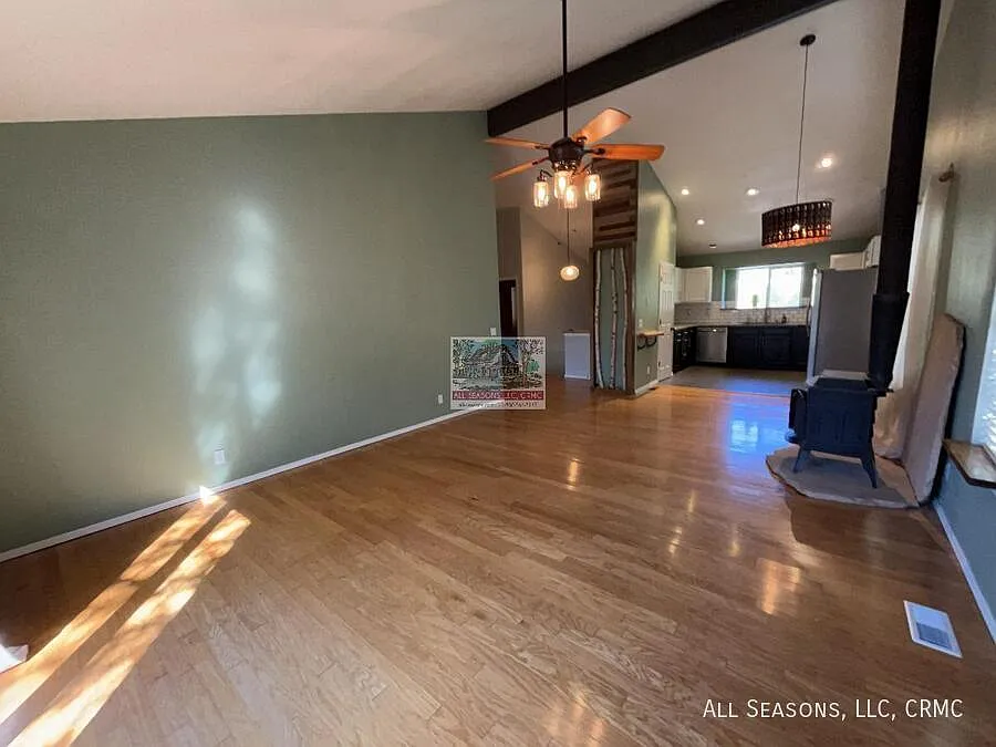 655 W Monument Street — Photo 3