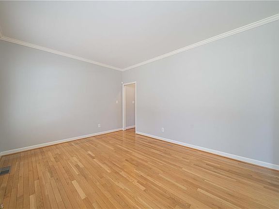 3rd image of 225 Fox Ridge Cir