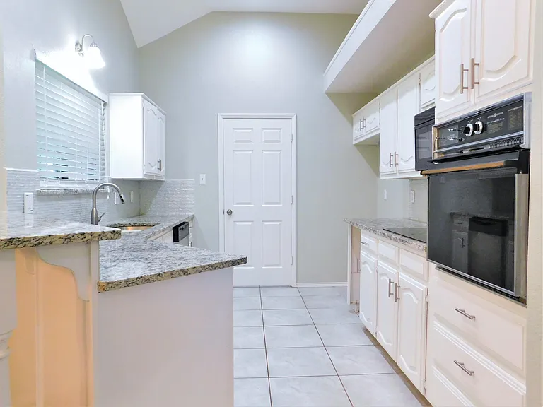 1539 Pickwick Ln — Photo 9