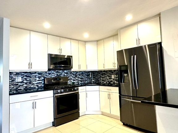 5th image of 3 Cove Ln APT 3C