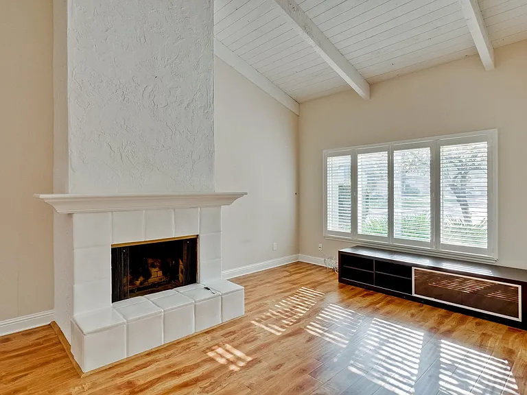 4271 Ponce Dr — Photo 9
