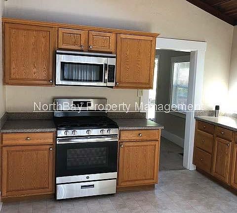 Spacious & bright kitchen with New Micro-Hood & Gas Range