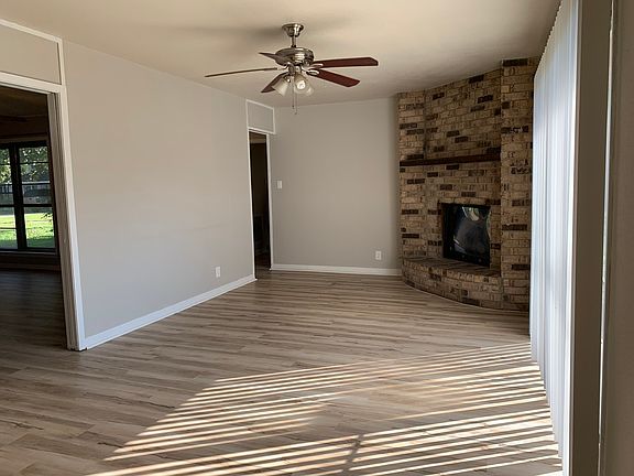 Living room with fireplace (not operable)