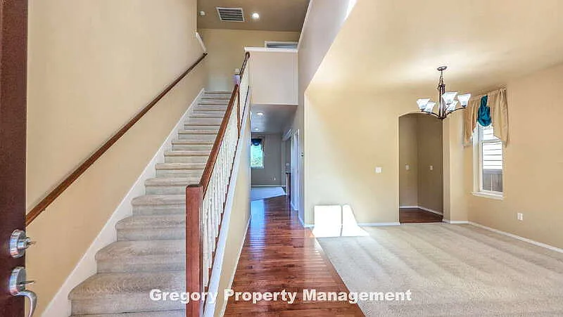 3 bed, 2.5 bath, 2498 sqft, $3,400 — Photo 3