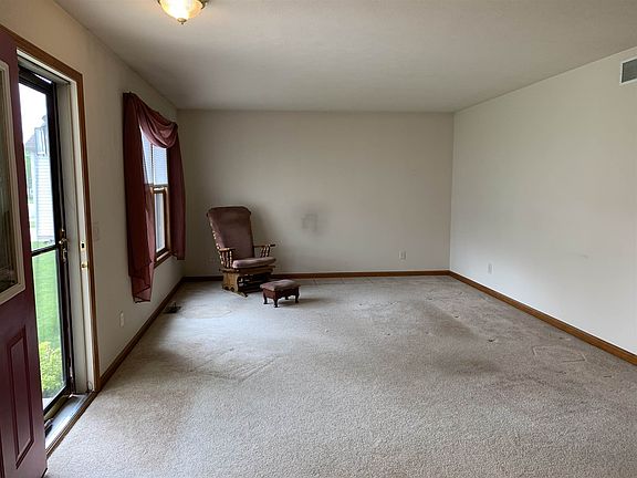 2nd image of 1505 Clover Creek Ln
