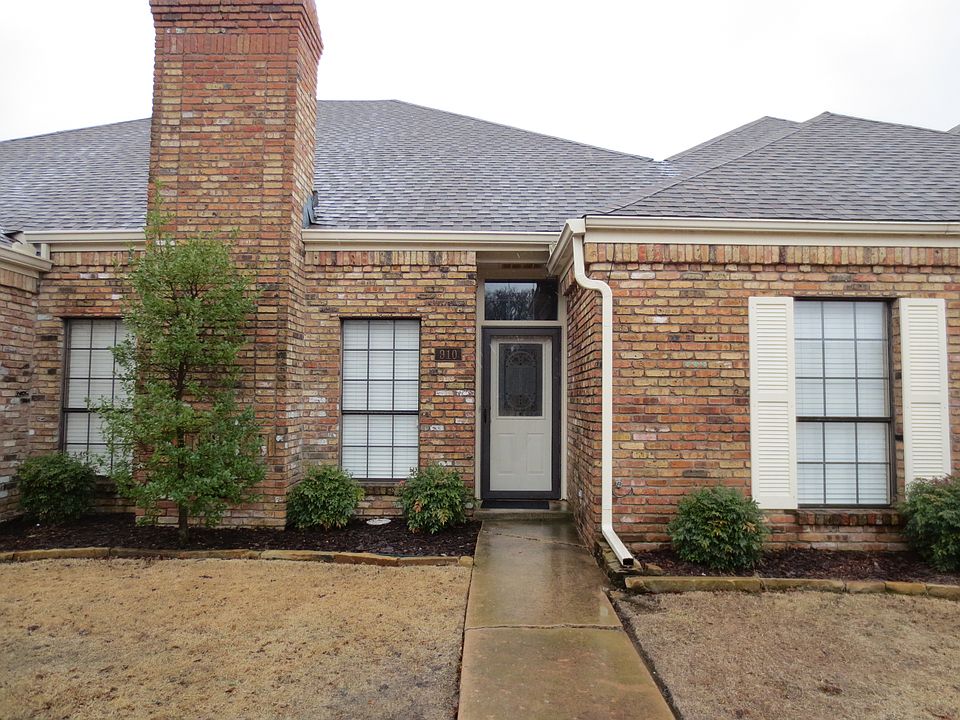 1st image of 910 S Franklin Dr