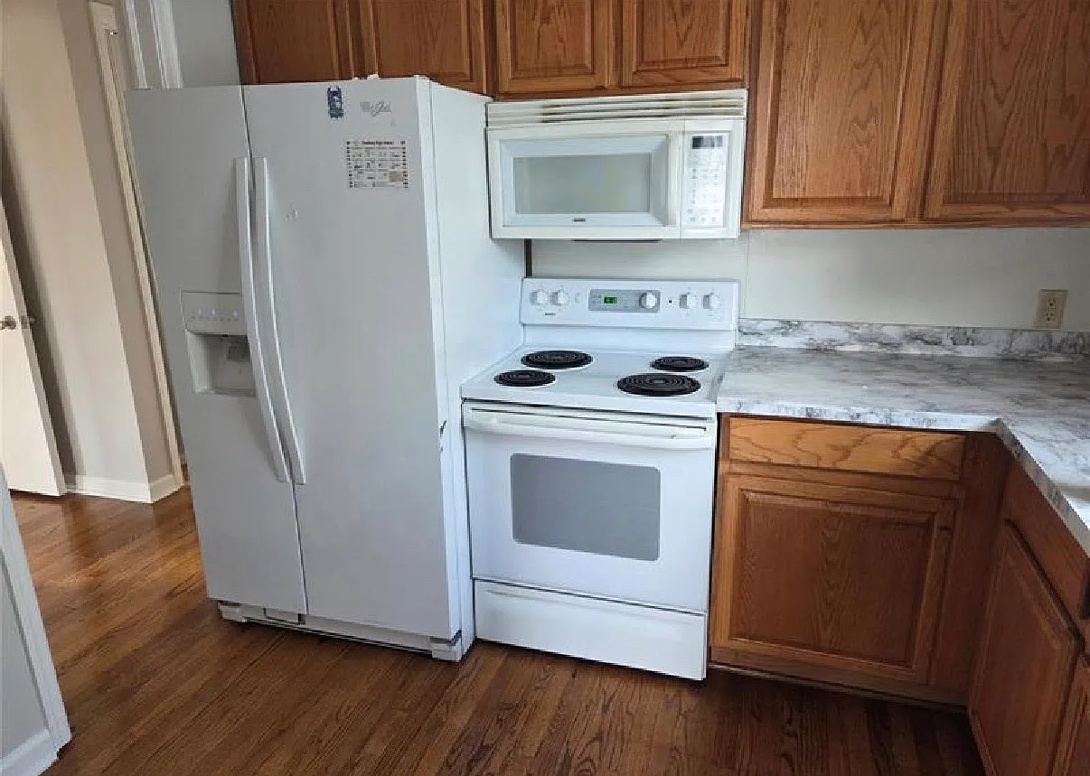 3 bed, 1954 sqft, $2,100 — Photo 4