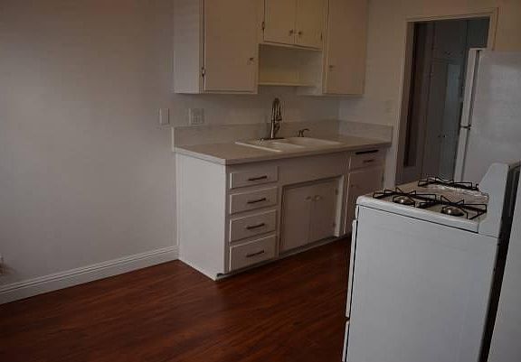 5th image of 930 Everett St APT 2