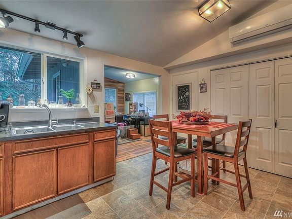 5th image of 10301 Frontier Pl NW