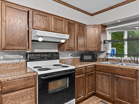 3rd image of 732 Hillcrest Ave