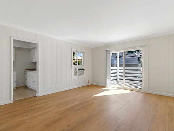 3rd image of 14721 Sylvan St APT 3