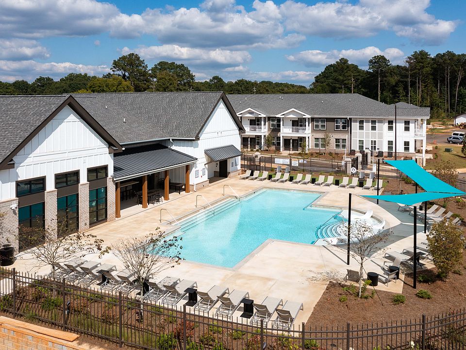 Resort-style Swimming Pool and Deck