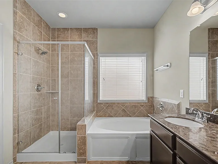 18319 Amalfi Coast Dr — Photo 24