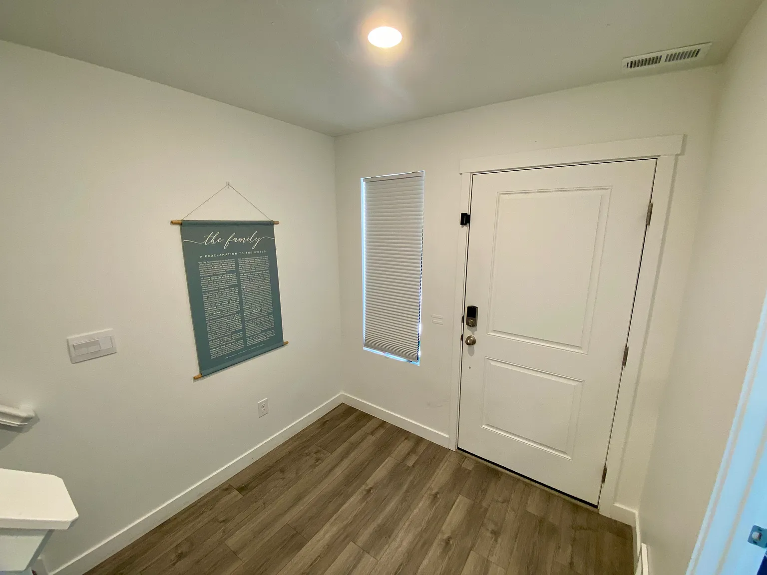 4 bed, 2054 sqft, $2,375 — Photo 4