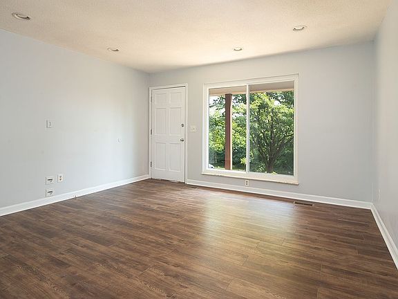 3rd image of 185 Hall St