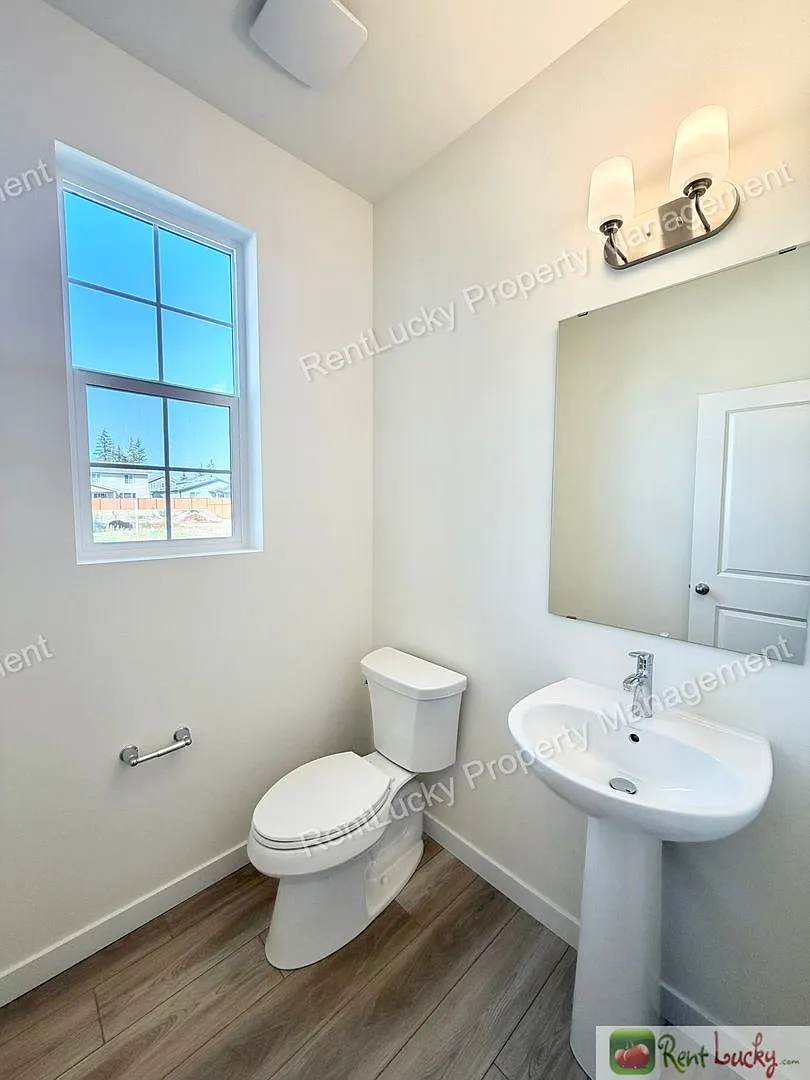 Brand New 4 Bedroom House In Bonney Lake! Private Backyard And Large Layout! — Photo 4