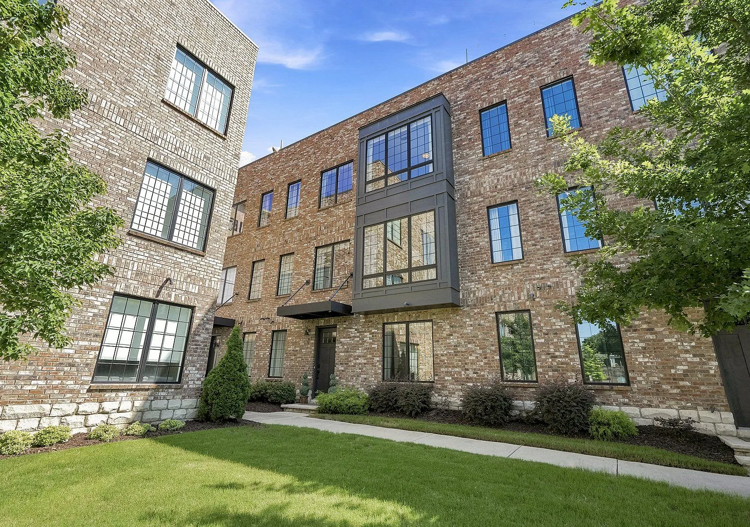 Luxury Living And Rooftop Views In The Art Gallery District — Photo 1
