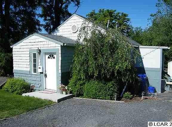 Lots of parking for 2 cars