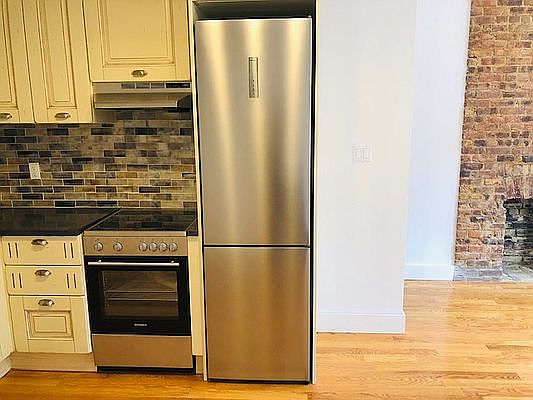 4th image of 391 Woodbine St #1