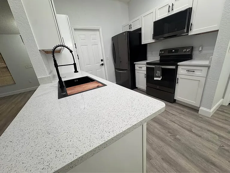 2875 Delrose Dr N — Photo 6