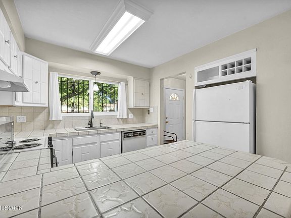 4th image of 541 Smithridge Park