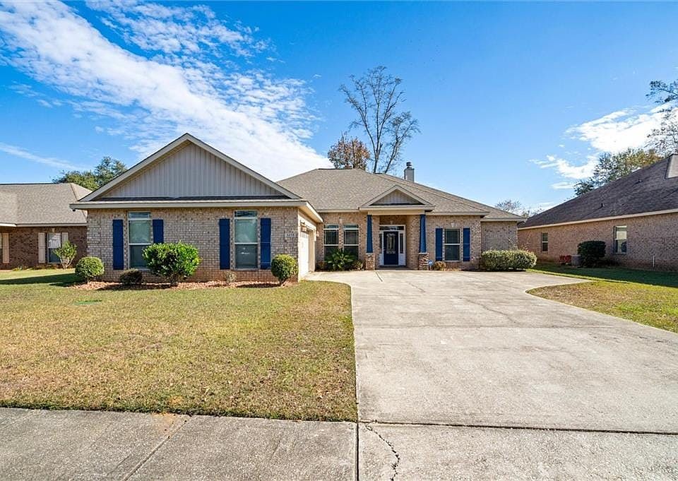 View of front of property featuring a front yard