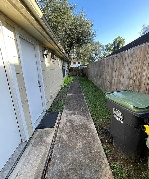 1102 Camelot Ln — Photo 15