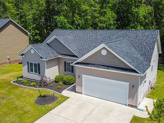 3rd image of 901 Yellowstone Dr