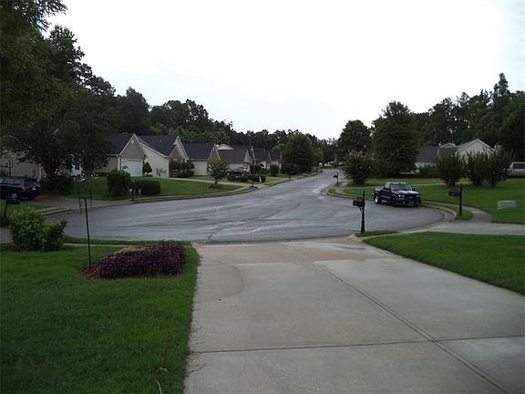 3rd image of 913 Noble Oak Ct