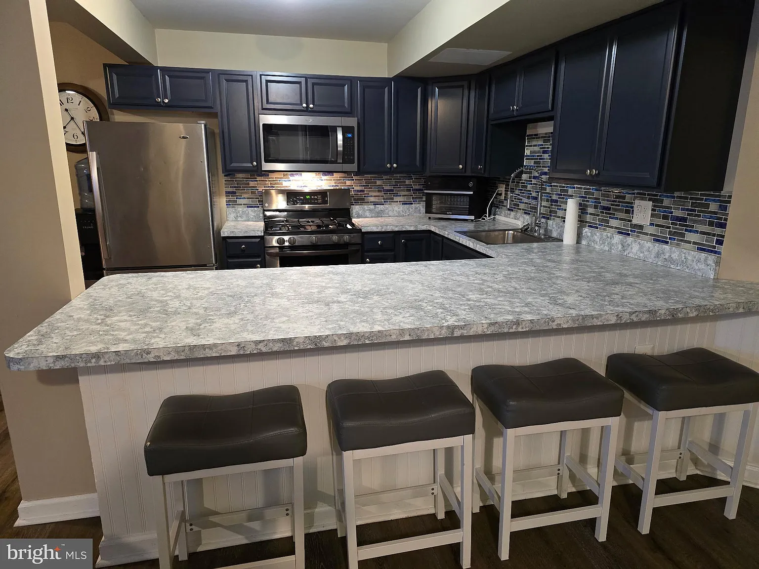 2 bed, 1.0 bath, 4398 sqft, $1,800 — Photo 2