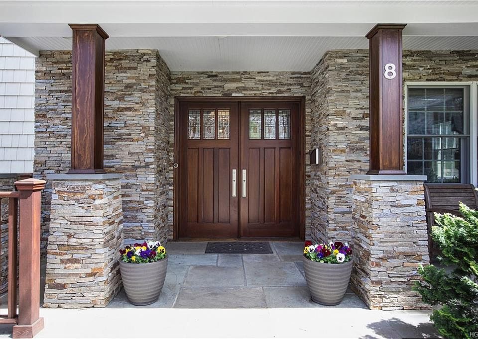 1st image of 8 Thornwood Pl
