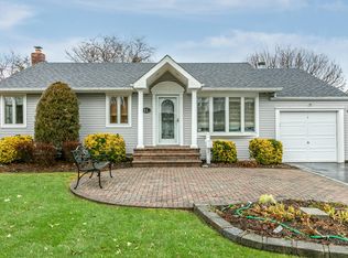 11 7th Ave W, East Northport, NY 11731