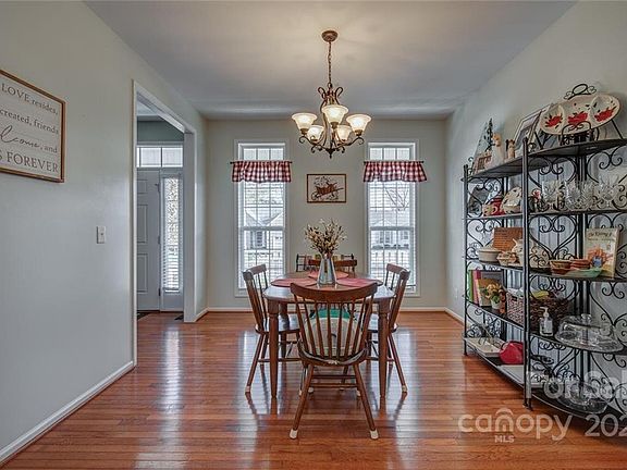 5th image of 4041 Hereford Ln