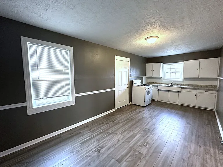 995 Center Street — Photo 2