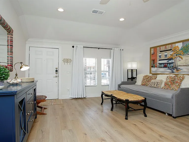 1518 Sabine St — Photo 11