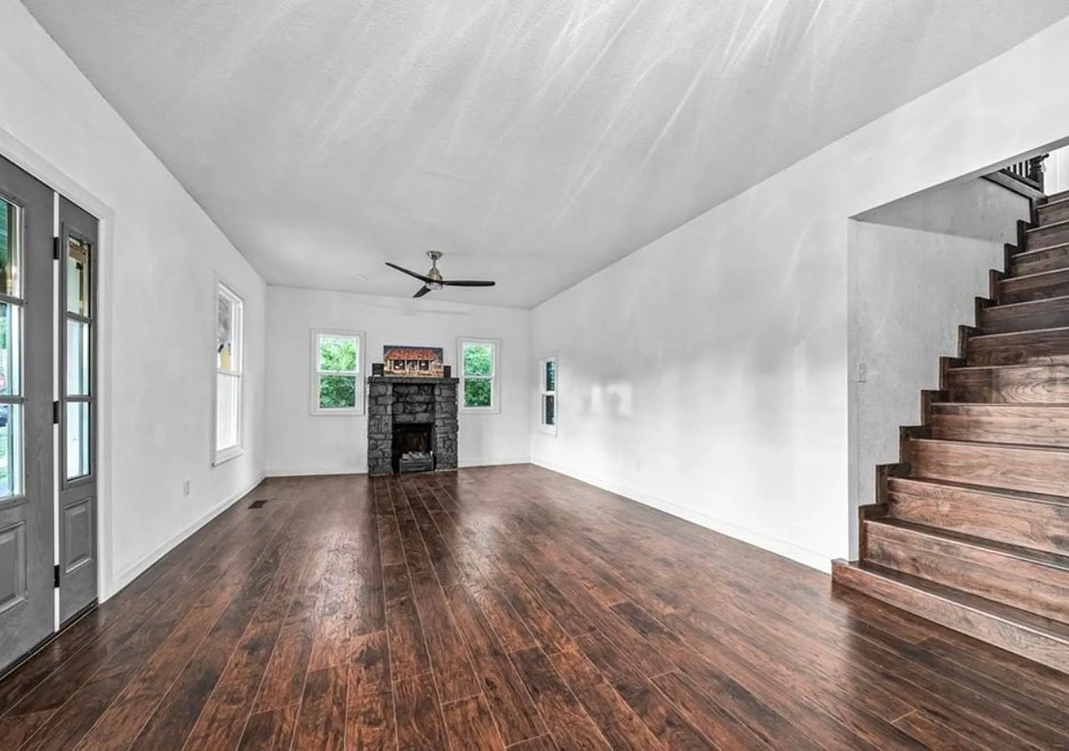 Quiet Comfort: Charming 3 Bed, 2.5 Bath Home in Van Buren — Photo 3