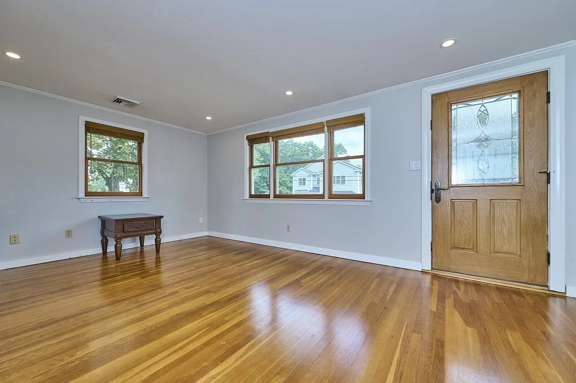 3 bed, 1.0 bath, 1540 sqft, $3,800 — Photo 4