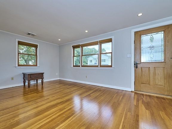 4th image of 13 Forbes Ave