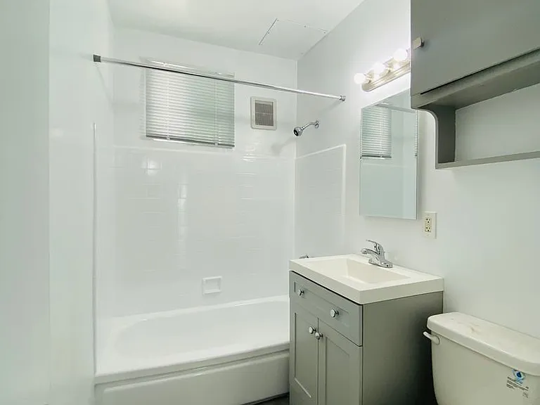 1626 Barry Ave — Photo 8