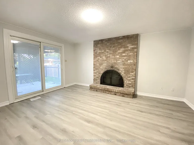 77 Roseneath Cres #UPPER — Photo 9