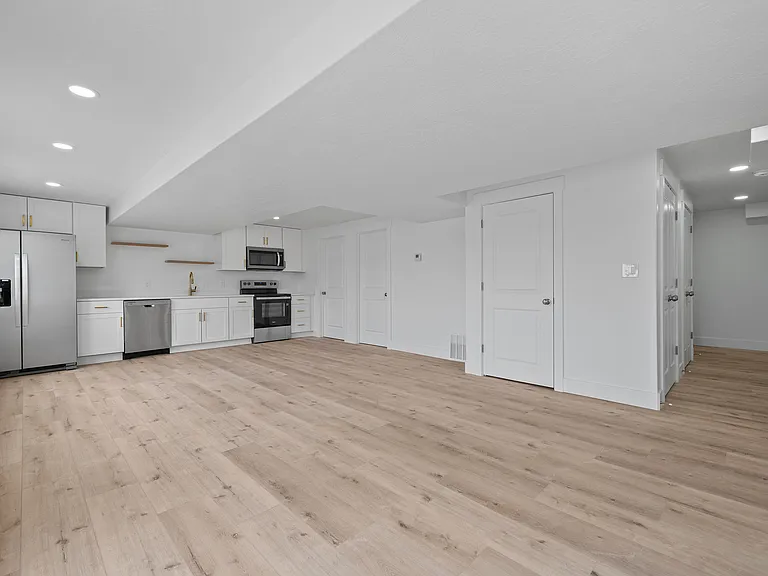 1522 W Russo Dr #BASEMENT — Photo 2