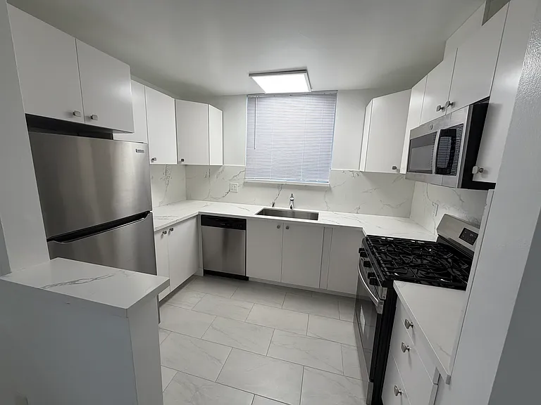 1277 Barry Ave #7 — Photo 11