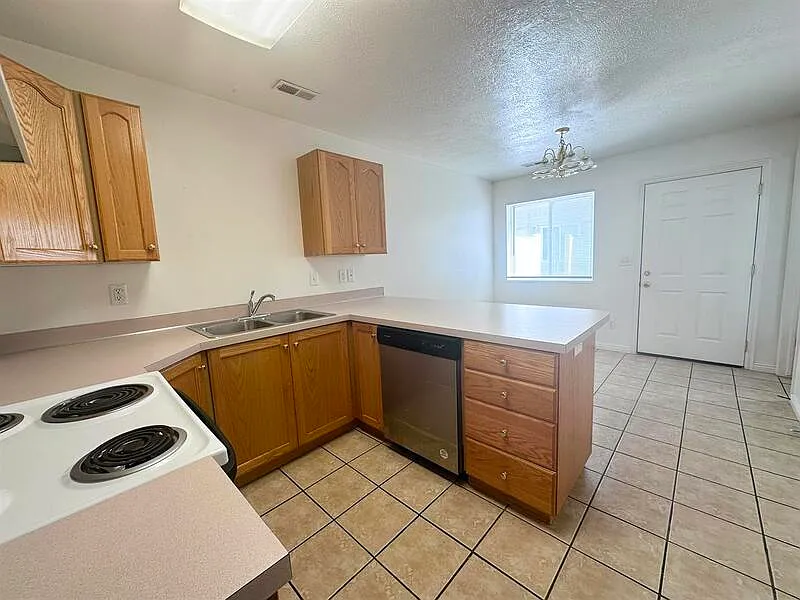 2 bed, 1.5 bath, 1100 sqft, $1,100 — Photo 3