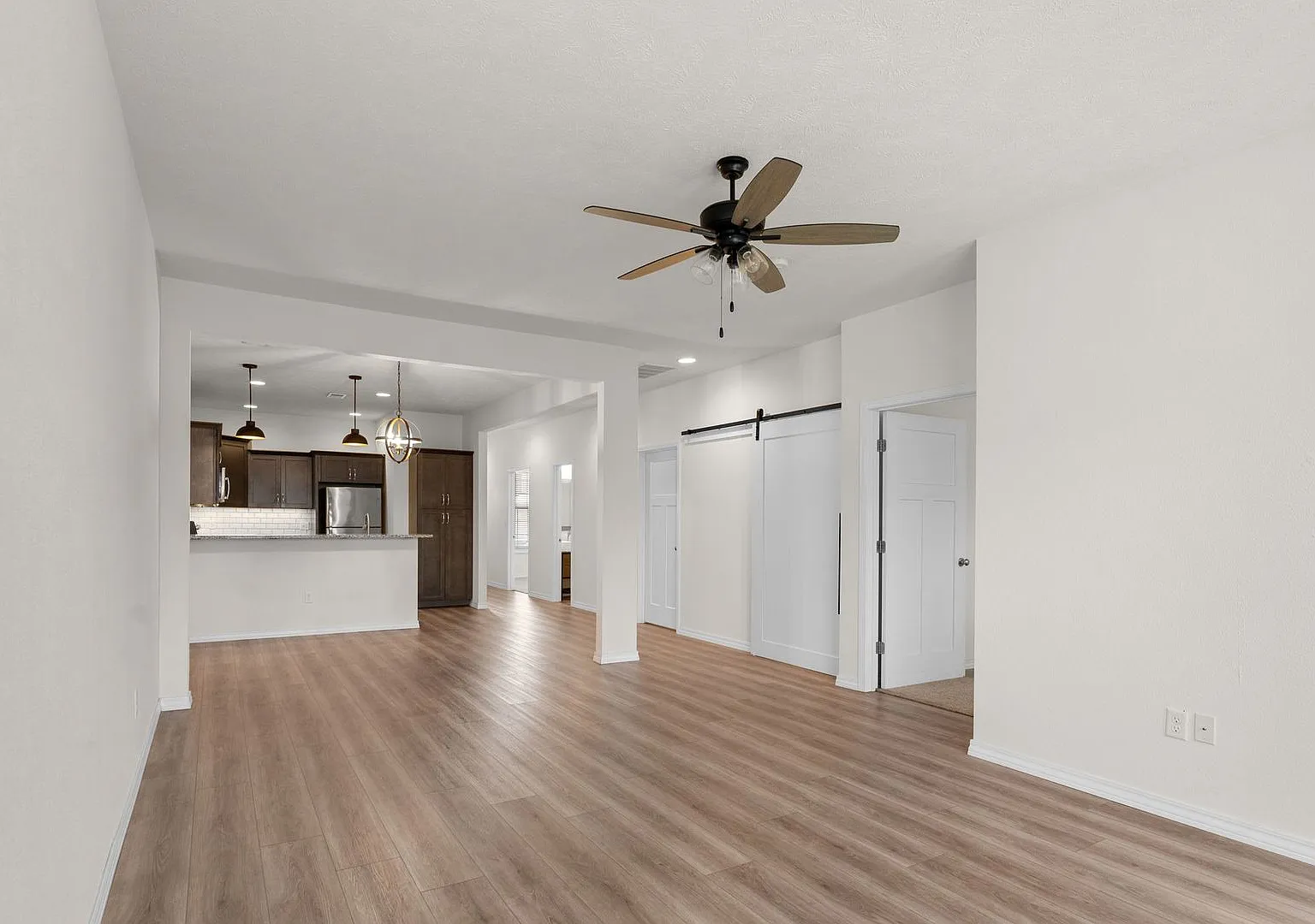 New Luxury 2 Bed 2 Bath 1 Car Garage Duplex — Photo 4