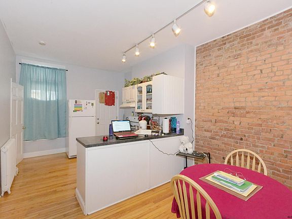 3rd image of 178 South Swan St