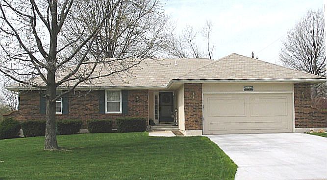 Front view - level lot